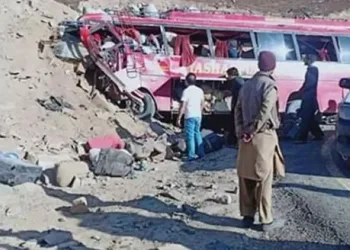 Pakistan’da feci otobüs kazası