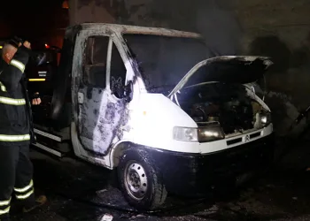 Park halindeki çekici yanarak kül oldu