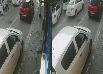 Fren yerine gaza bastı, metrelerce sürükledi