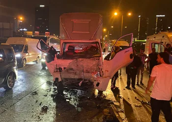 Peş peşe karşılıklı trafik kazası