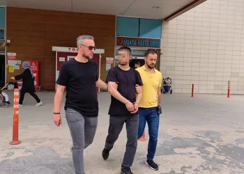 Eşini bıçakladı, kızının karne töreninde yakalandı