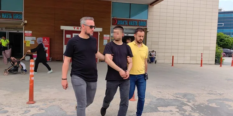 Eşini bıçakladı, kızının karne töreninde yakalandı
