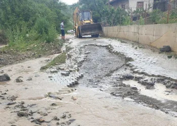 Sel kaldırım taşlarını yerinden söktü