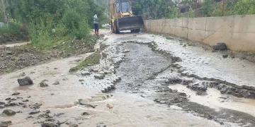 Sel kaldırım taşlarını yerinden söktü