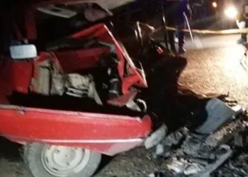 İki otomobil kafa kafaya çarpıştı: