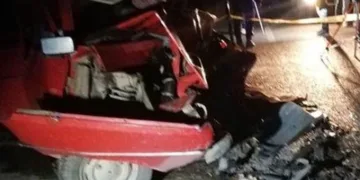İki otomobil kafa kafaya çarpıştı: