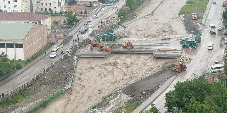 Kuvvetli sağanak sele neden oldu