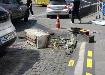 Freni patlayan minibüs hastanenin girişine daldı