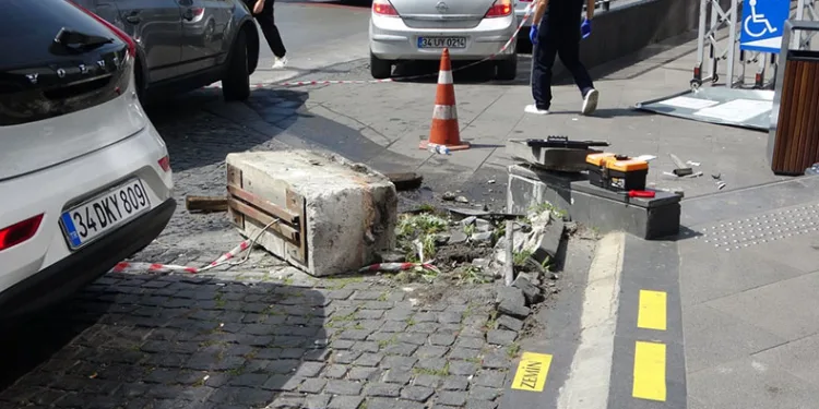 Freni patlayan minibüs hastanenin girişine daldı