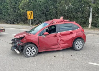 Önce kaldırıma sonra direğe çarptı