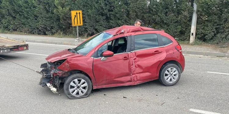 Önce kaldırıma sonra direğe çarptı