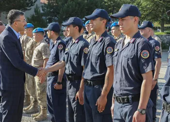 Görevi başındaki jandarma personelinin bayramını kutladı
