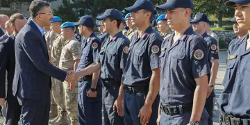 Görevi başındaki jandarma personelinin bayramını kutladı
