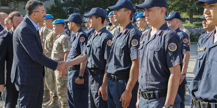 Görevi başındaki jandarma personelinin bayramını kutladı