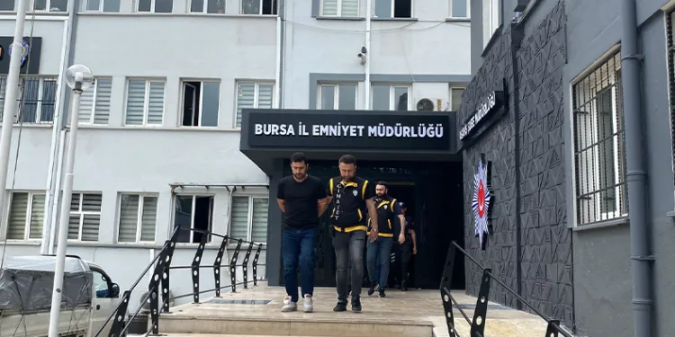 Silahla yaraladılar, polisten kaçamadılar