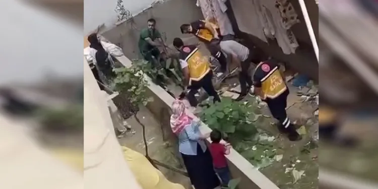 Hırsızlık için çıktığı çatıdan aşağı düştü