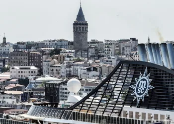 2 dev gemi İstanbul’a demirledi