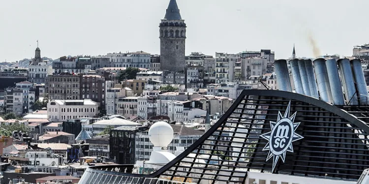 2 dev gemi İstanbul’a demirledi