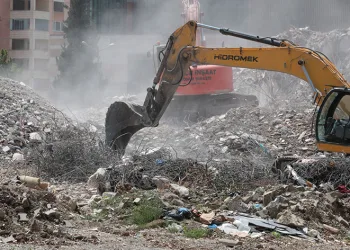 Ağır hasarlı binaların yıkımı sürüyor