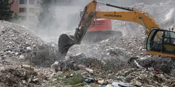 Ağır hasarlı binaların yıkımı sürüyor