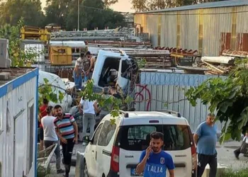 Beton mikseri, metro inşaat alanına uçtu