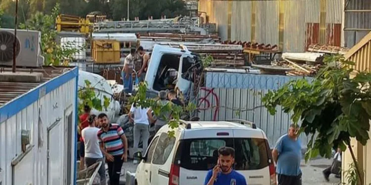Beton mikseri, metro inşaat alanına uçtu