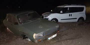 Kırıkkale’de iki araç sele kapıldı