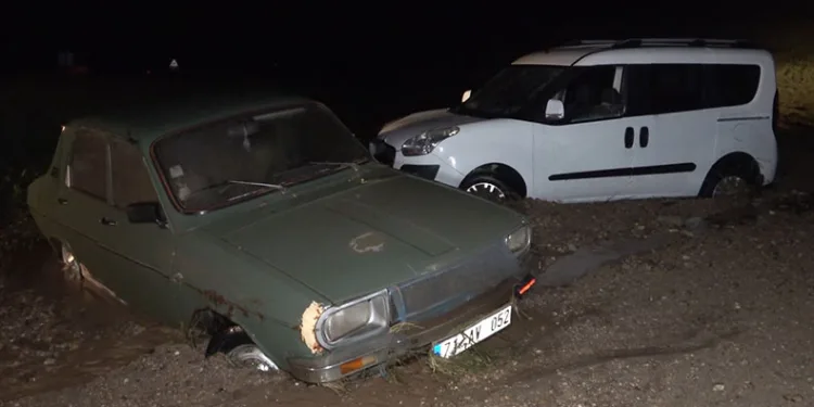 Kırıkkale’de iki araç sele kapıldı