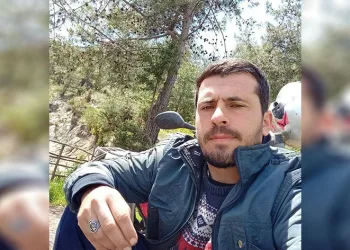 Motosikleti ile araca çarpan sürücü öldü