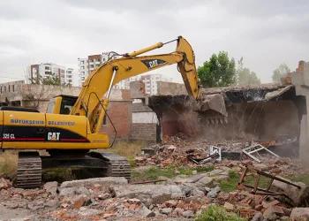 Kamulaştırılan iki yapının yıkımı yapıldı