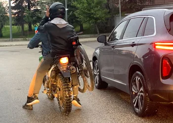 Plakasız motosikletle tehlikeli yolculuk