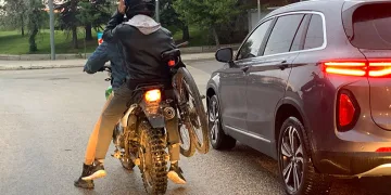 Plakasız motosikletle tehlikeli yolculuk