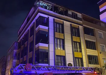 4 katlı binanın çatı katı alev alev yandı