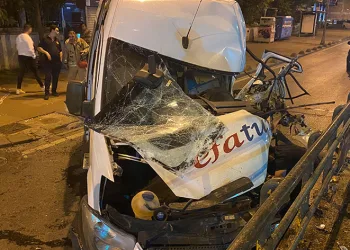 Kontrolden çıkan servis aracı duvara çarptı