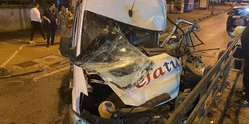 Kontrolden çıkan servis aracı duvara çarptı