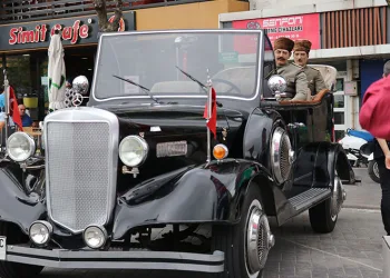 Atatürk’ün makam aracının replikasıyla şehir şehir geziyor