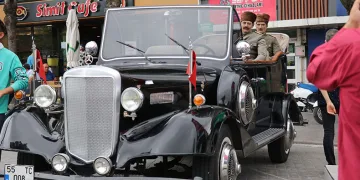 Atatürk’ün makam aracının replikasıyla şehir şehir geziyor