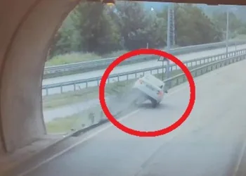 Bariyerlere çıkıp iki teker üstünde metrelerce ilerledi