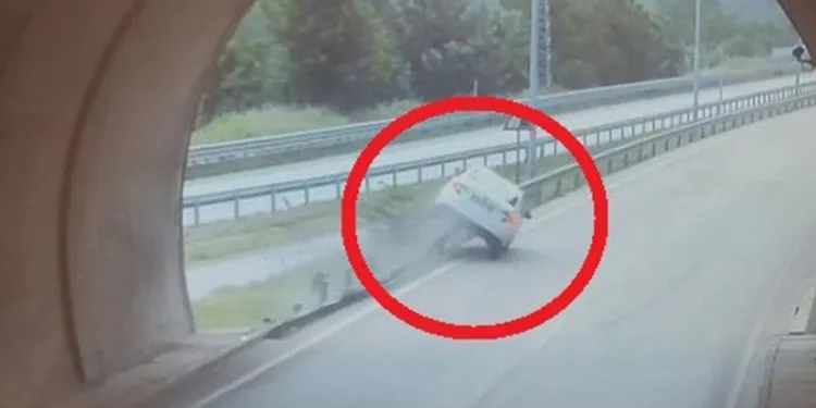 Bariyerlere çıkıp iki teker üstünde metrelerce ilerledi