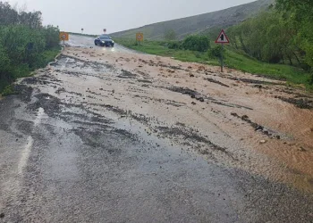 Sel kısmen yolu trafiğe kapattı
