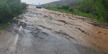 Sel kısmen yolu trafiğe kapattı