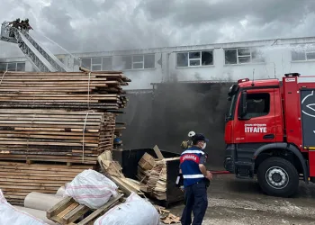 Başkentteki fabrika yangınında 4 kişi dumandan etkilendi