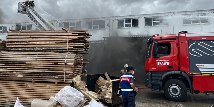 Başkentteki fabrika yangınında 4 kişi dumandan etkilendi