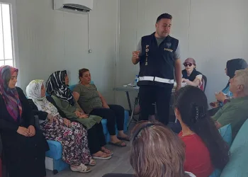 Polis, konteyner kentte vatandaşları bilgilendirdi
