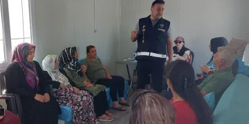 Polis, konteyner kentte vatandaşları bilgilendirdi
