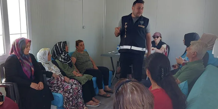 Polis, konteyner kentte vatandaşları bilgilendirdi