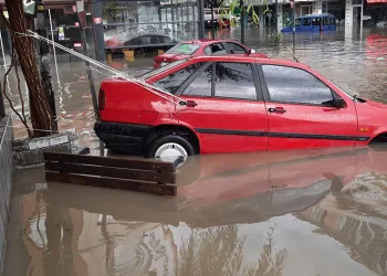 Tekne bağlar gibi araba bağladılar