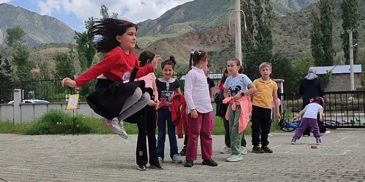 Çocuklar eski oyunlarla eğlendi