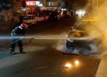 Seyir halindeki araç alev aldı
