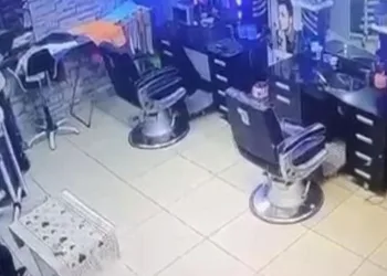 Deprem oluyor sandı, berberi birbirine kattı